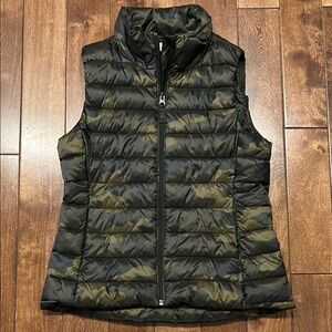 Old Navy Active - Women’s Camo/Olive Green Puffer Vest - XS Petite